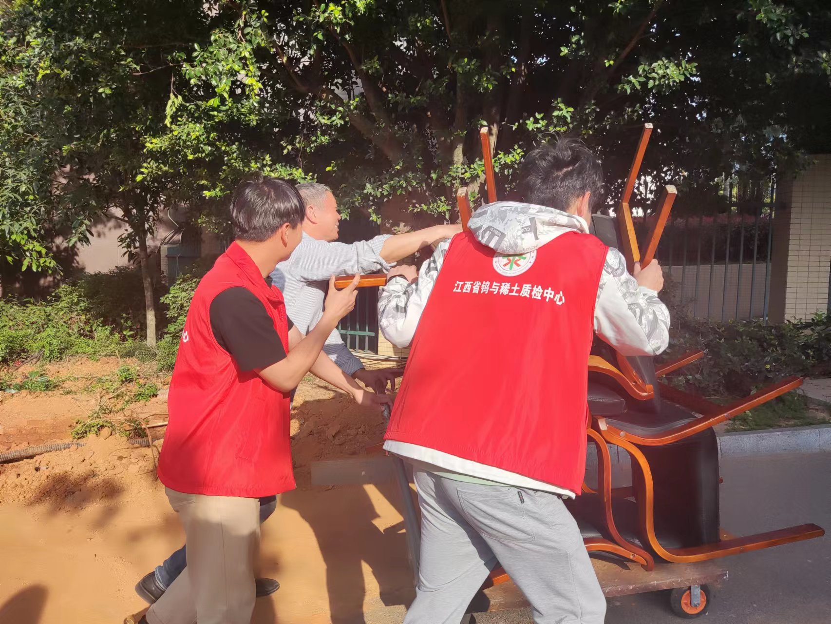 省钨与稀土质检中心开展“守护校园平安”学雷锋治安巡逻活动